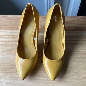 Yellow Mossimo pumps size 7.5